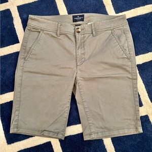 LIKE NEW American Eagle Outfitters AEO Olive Green Bermuda Shorts 8